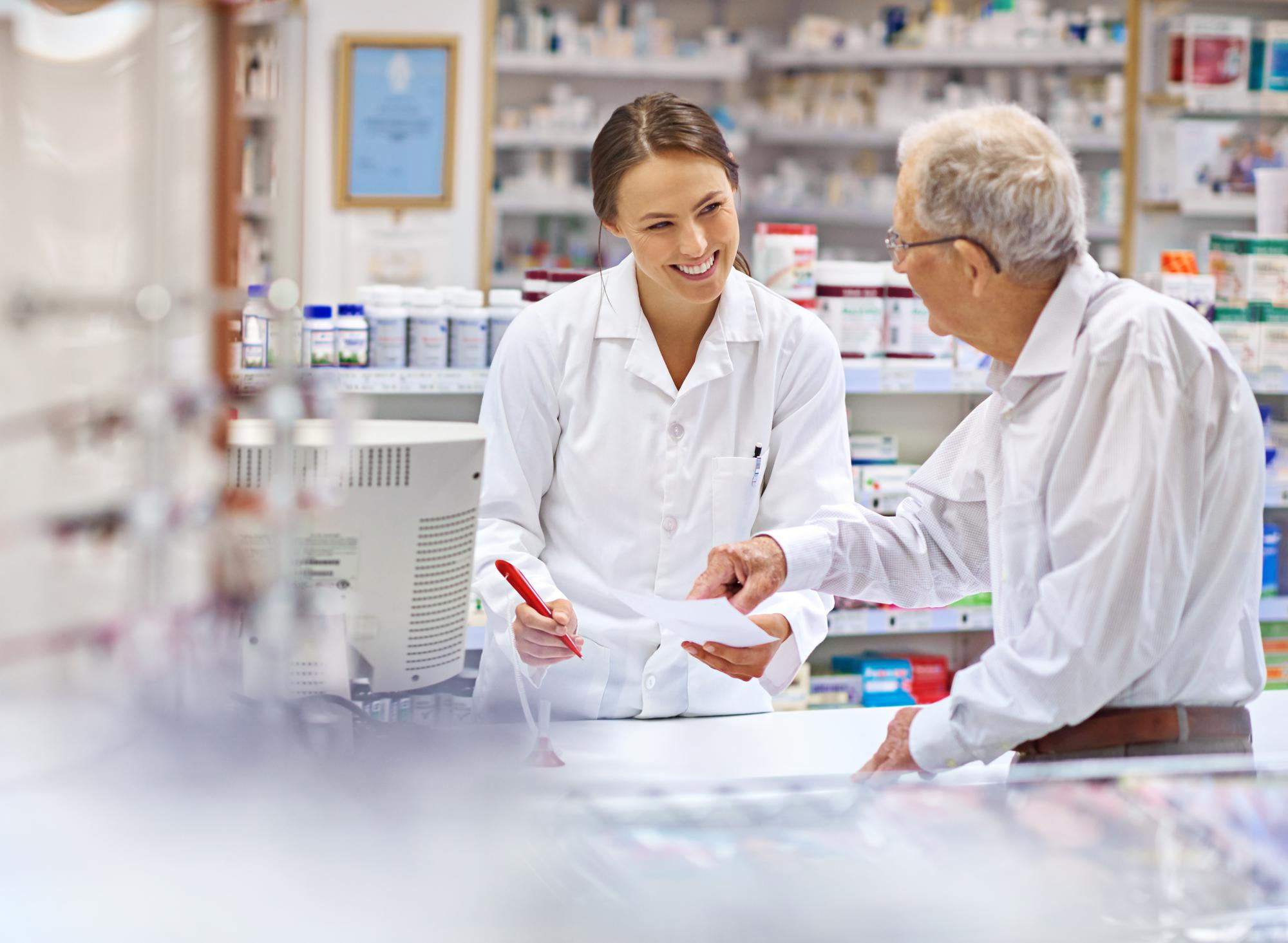 Farmacêutico realizando atendimento: Farmácias independentes podem implementar exames para fidelizar clientes