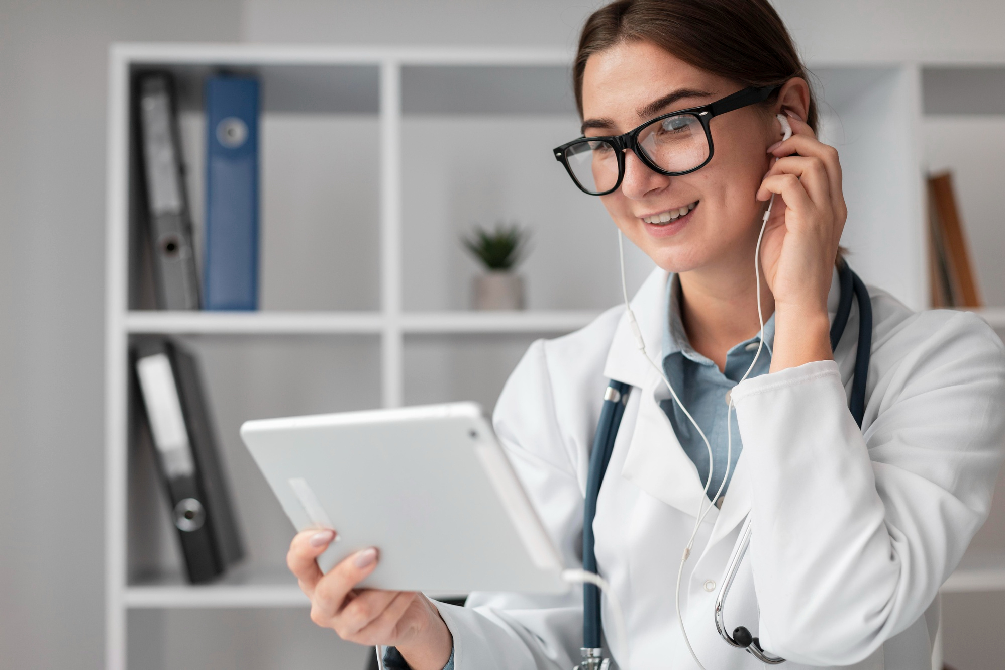 Foto ilustrativa: médica realizando atendimento em plataforma de telessaúde