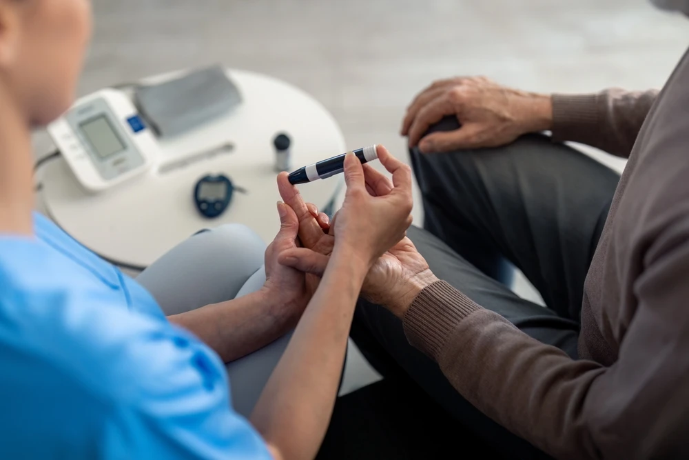 Foto ilustrativa do artigo sobre exame rápido de lactato: paciente realizando exame de sangue com lanceta.