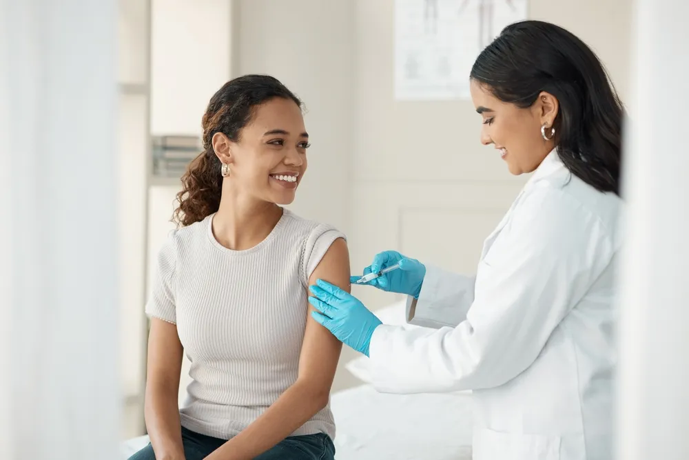 Entenda como funciona a prescrição de vacinas por farmacêuticos e veja como aplicar.