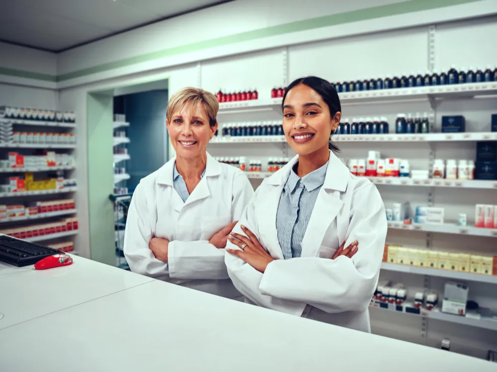 Foto de farmacêuticas no balcão. Serviços clínicos ajudam a construir autoridade da farmácia.