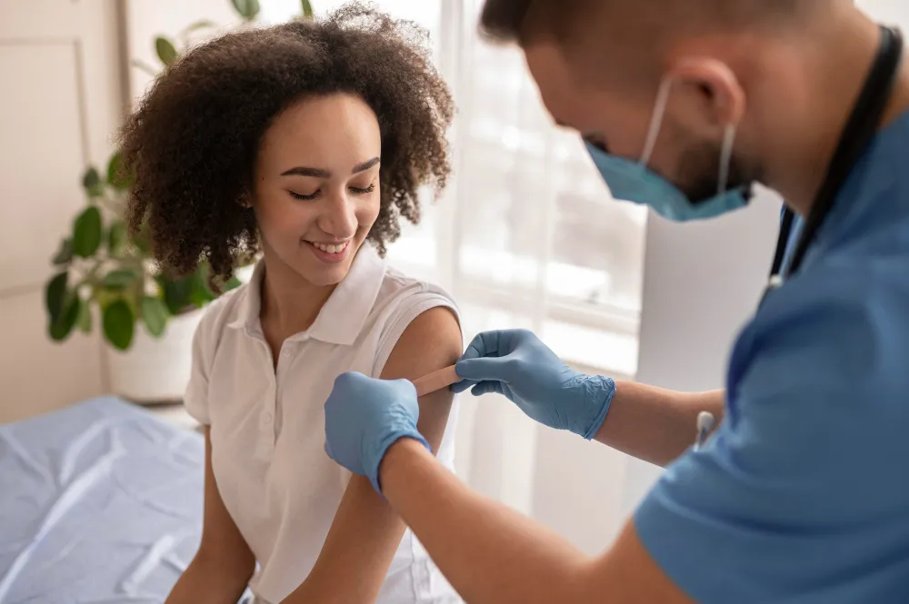 Aplicação de injetáveis na farmácia: Farmacêutico aplicando curativo após injeção em paciente.