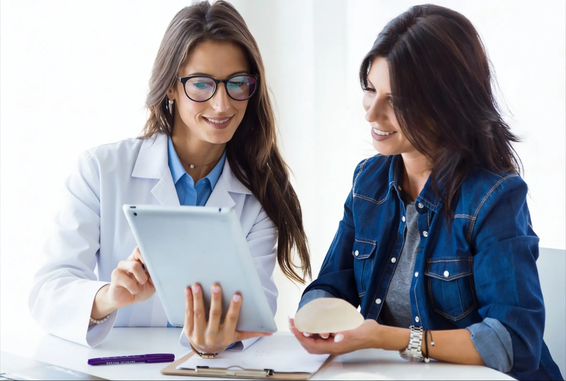 Foto ilustrativa de farmacêutica realizando anamnese com paciente.